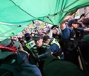 ‘마구잡이 집회금지’ 경찰에 제동…법원 “총파업 행진 허용”