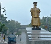 "역사왜곡"...대구 순종황제 어가길 동상 없앤다