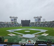 '내야는 이미 물이 흥건→호우 경보까지' 비에 흠뻑 젖은 잠실, LG 50승 선착 하루 밀리나 [MD잠실]