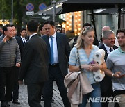 윤 대통령 내외, 리투아니아 빌뉴스 구시가지 산책