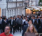 리투아니아 방문한 윤 대통령 부부, 빌뉴스 구시가지 산책