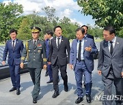 한국전 참전용사 '추모의 벽' 둘러보는 김기현 국민의힘 대표