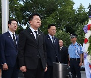 '19인의 용사상'에 헌화하는 김기현 당 대표