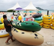 '폭염경보, 손님 맞이 분주한 제주 해수욕장'