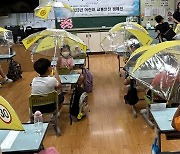 한전강원본부, 후평초교 학생들에 장마철 '안전우산' 배부