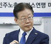 메모하는 이재명 대표