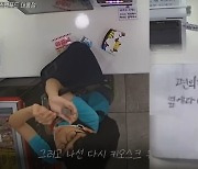 초등학생 "동전 놓을데 없어서…CCTV향해 손짓" 감동