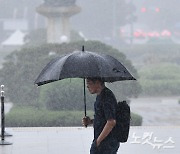 서울 첫 '극한호우' 긴급재난문자…밤사이 강한 비 '조심'