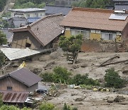 日 남서부 폭우… 주택 삼킨 산사태