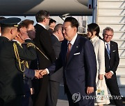 리투아니아 도착한 윤석열 대통령 부부