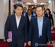 국무회의 향하는 이주호 부총리와 이종호 과기정통부 장관