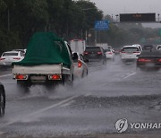 물살 가르며 서행