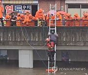 갑자기 불어난 하천에 고립된 시민 구조