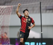 '이게 축구야, 야구야?' 서울, 수원에 7-2 대승...나상호·김신진 멀티골