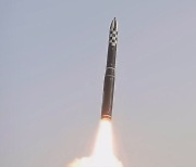 한·미·일 정상 나토 참석한 날 보란 듯이…북한, ICBM '고각발사'