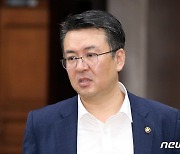 비상경제장관회의 참석하는 오기웅 중소기업벤처부 차관