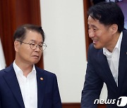 대화하는 이정식 장관과 장연진 차관