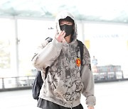 BTS 정국, 무릎에 흙 묻은 듯한 공항 패션