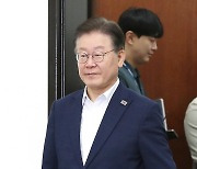 최고위원회의 참석하는 이재명 대표