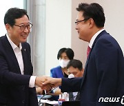 악수 나누는 김한정·김성원