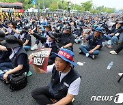 '윤석열 정권 퇴진' 구호 외치는 민주노총 금속노조