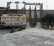 진주 남강댐, 오후 5시40분부터 초당 600톤 방류…많은 비 예고에 홍수 조절