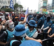 신용산역에서 막힌 금속노조 행진