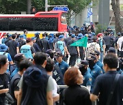 장시간 대치 후 철수하는 금속노조