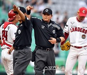 [포토]‘트레이너 호출하는 전일수 구심’