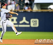 [포토] 신민재, 날렵한 점핑스로!