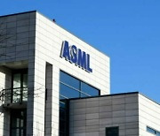 ASML, 인력 채용 속도 늦춘다…"반도체 단기 침체 대비"