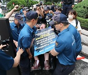 전장연, 버스 앞길 막고 ‘점심시간 기습 시위’…한때 호텔 주차장 출구도 막아