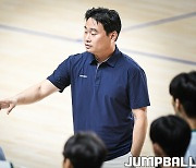 [JB포토] 선수들에게 작전 지시하는 건국대 황준삼 감독