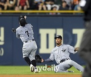 [MD포토] 이도윤-윌리엄스 '신민재의 타구를 잡을 수 없어'