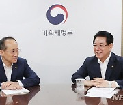 기재부장관에 현안 설명하는  김영록 전남지사