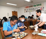 삼계탕 나눔 봉사활동 하는 성낙인 창녕군수