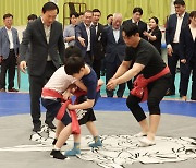 '씨름에 구슬땀' 학생들 격려하는 임태희 경기교육감