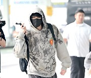 BTS 정국, '백팩메고 출국' [사진]