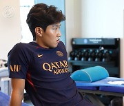 '네이마르 옆에서 마사지를...' 이강인 PSG 첫 훈련 소화, 동료들과 웃으며 인사