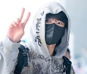 [T포토] 정국 '공항 스웨거의 출국'