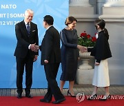 윤석열 대통령 내외, 리투아니아 정상 부부와 인사