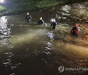 부산 학장천 실종자 밤샘 수색…낙동강까지 범위 확대