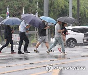 남부 오후까지 강한 비…습도 높아 '사우나 같은 더위'