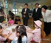 만들기 수업 참관한 이주호 부총리와 조규홍 장관