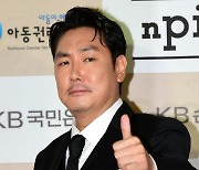 [TEN포토] 조진웅 '엄지척도 남다른 느낌'