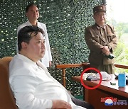 ICBM 시험발사 시찰 현장에 김정은 ‘폴더블폰’ 포착