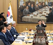 [포토] 금통위 주재하는 이창용 한국은행 총재