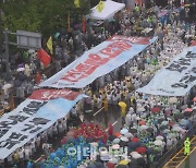 [포토]'윤석열 퇴진' 퍼포먼스 선보이는 민노총