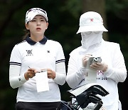 [Ms포토] 이지현 '엄마와 살피는 전반 마지막 홀'