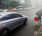 서울 서대문 축대 일부 무너져…21가구 40여명 이재민 발생